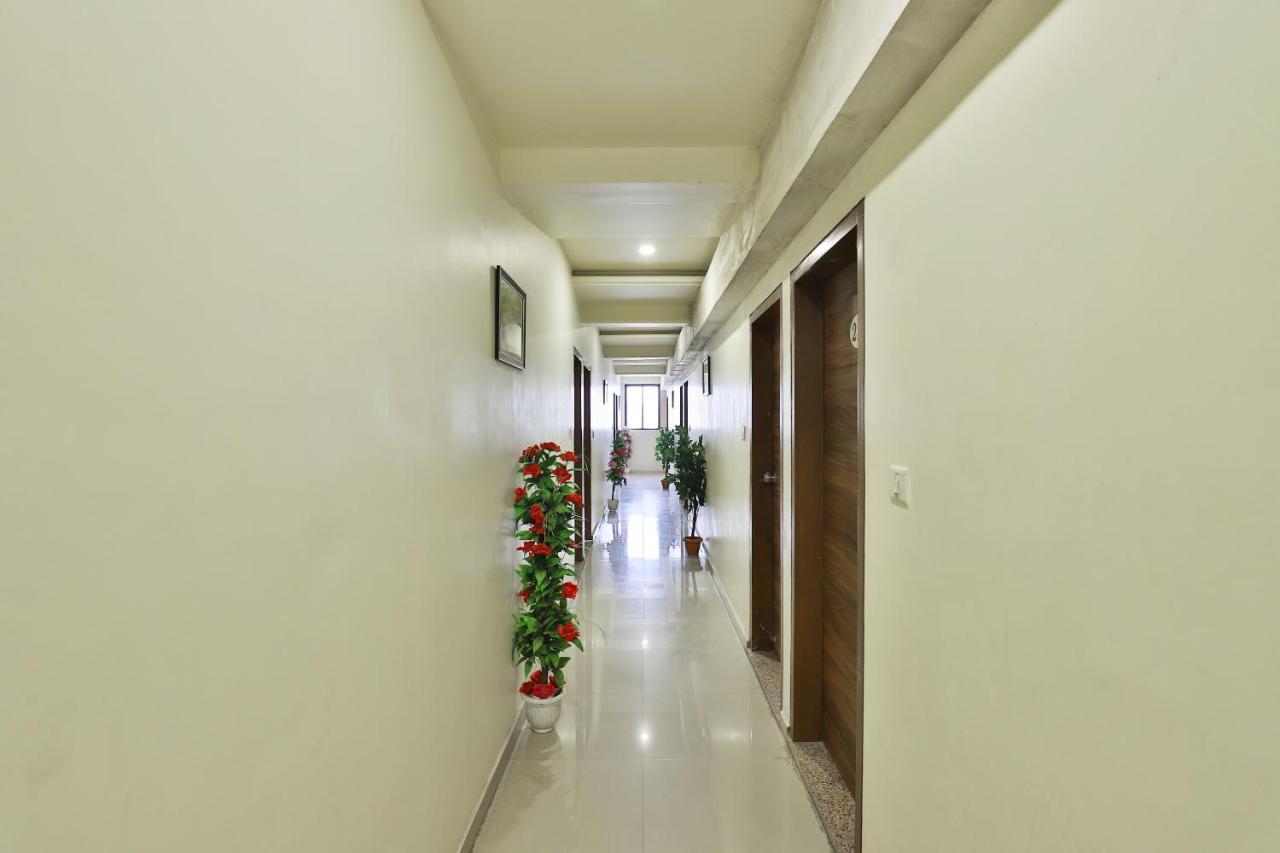 Hôtel Oyo 15417 Red Rose à Watuwa Extérieur photo