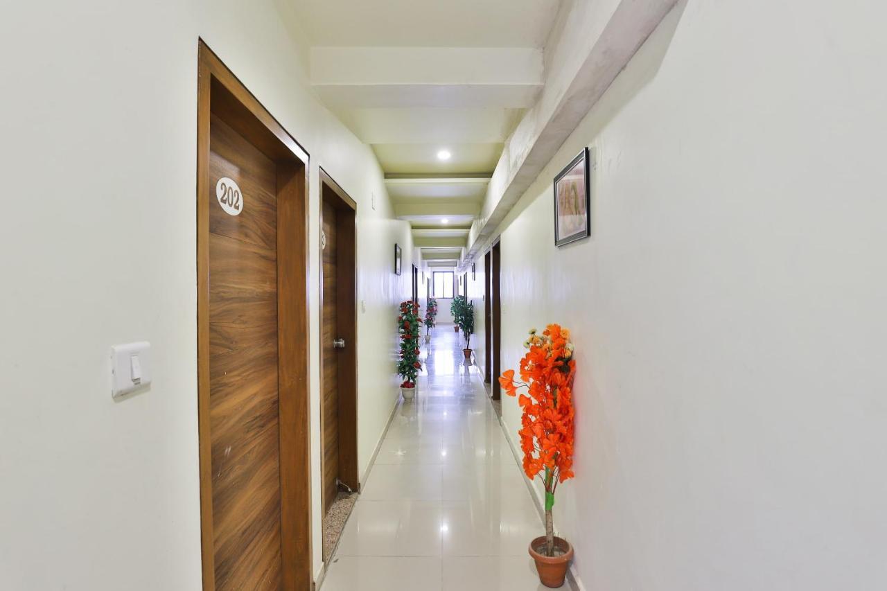 Hôtel Oyo 15417 Red Rose à Watuwa Extérieur photo